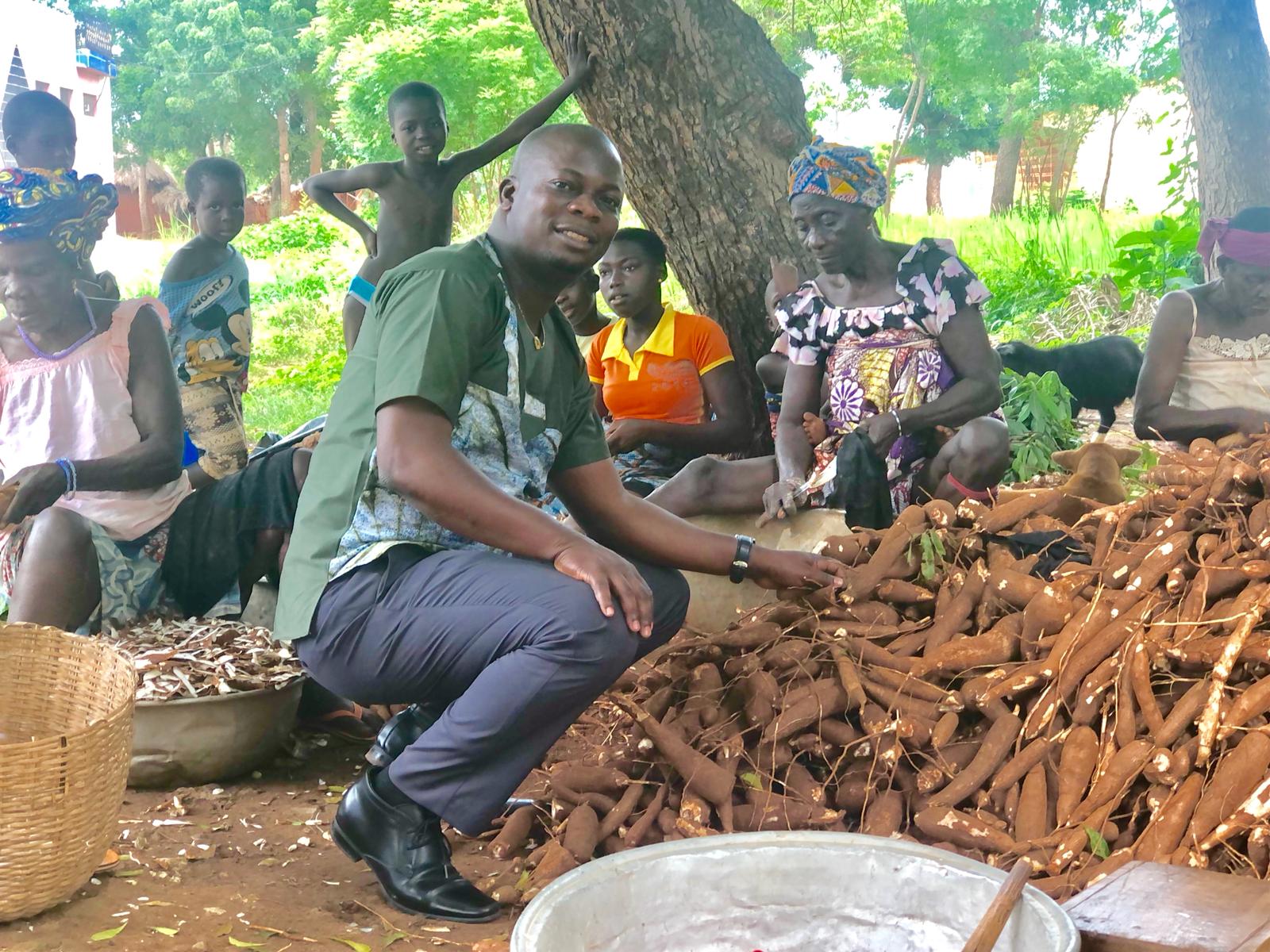 Les spécialistes de la production de farine manioc d’Anfouin visitées par le Mouvement NOVI