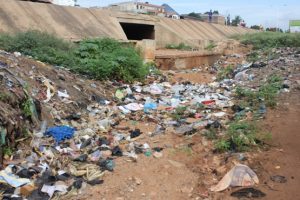 Vue des déchets dispersés de l'autre côté du grand contournement de Lomé IMG ATJ2E