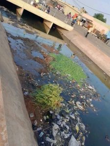 Le canal du 4ème Lac truffé de déchets